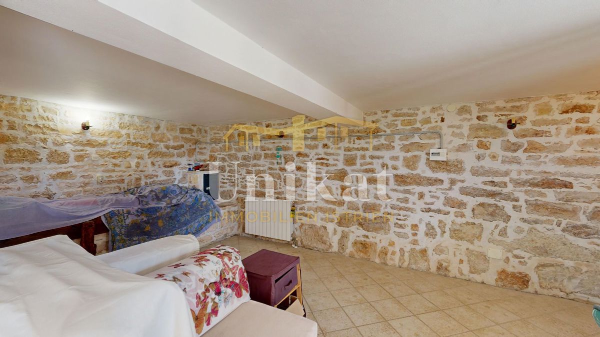 Renovirana kamnita hiša s bazenom